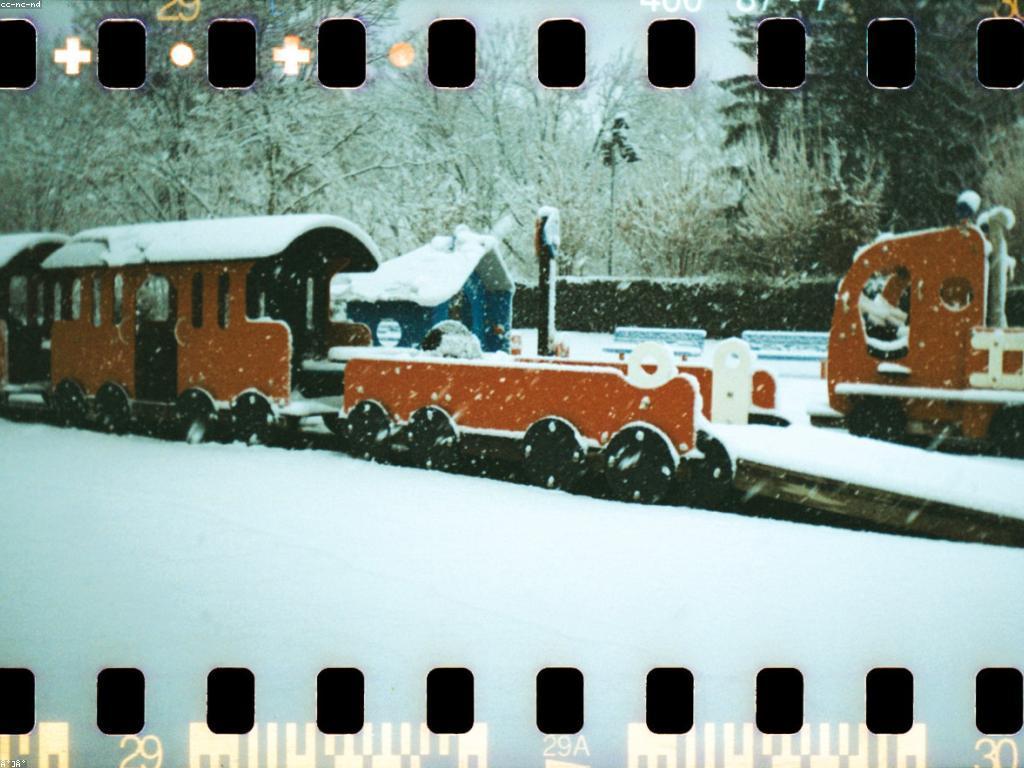 ស្លាបព្រិលល្បែង: ការផលិត និងការប្រើប្រាស់